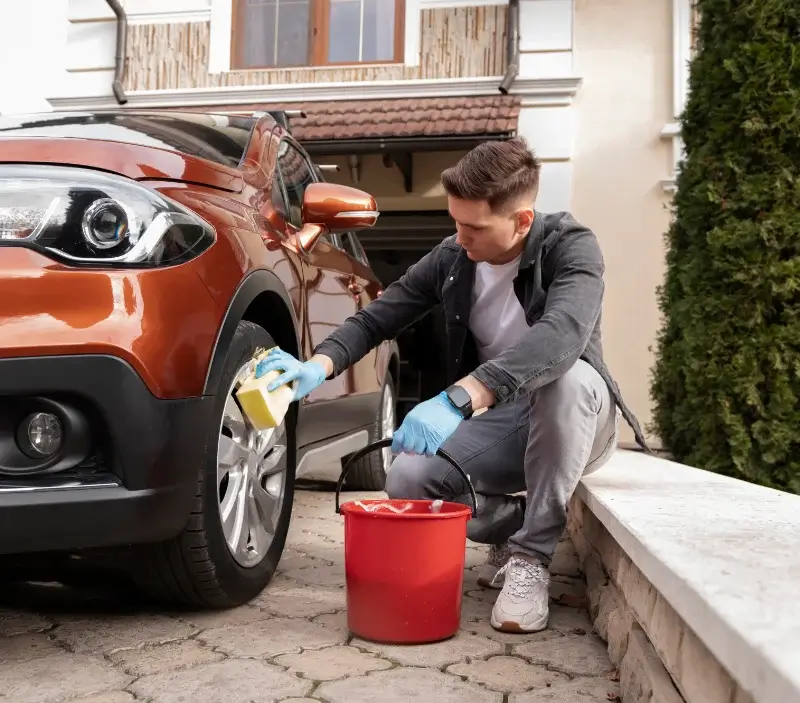 Lavage auto à domicile Saint-Vincent-en-Bresse : professionnel intervenant sur un véhicule